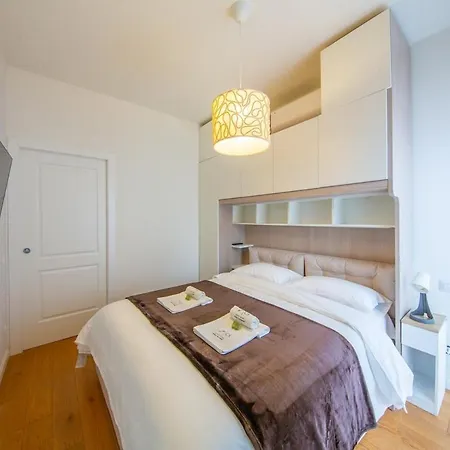 Luxurious 1bdr In Life, Sleeps 4 Mediolan